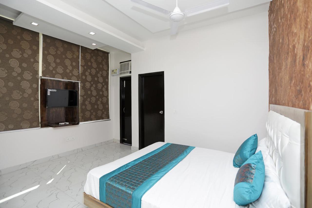 Oyo 12673 The Diplomat Inn 德里 外观 照片
