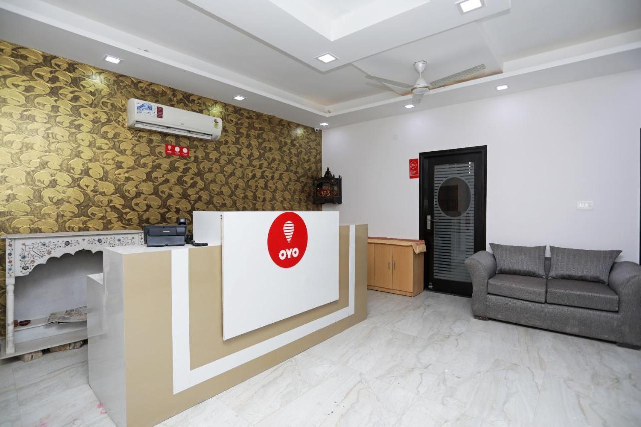 Oyo 12673 The Diplomat Inn 德里 外观 照片
