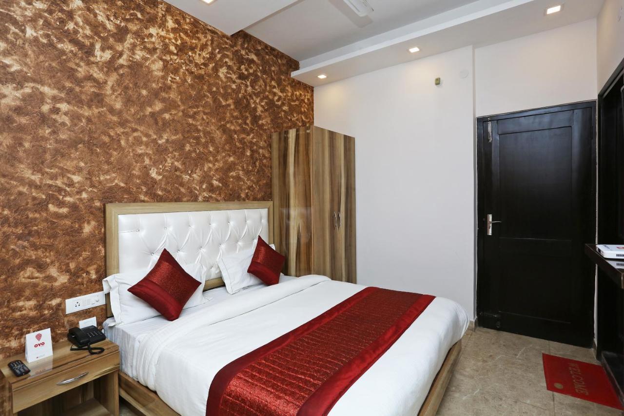 Oyo 12673 The Diplomat Inn 德里 外观 照片